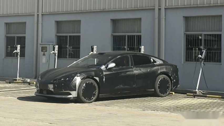 拿跑车淘汰传统轿车，小米和比亚迪的2024已成功一半？
