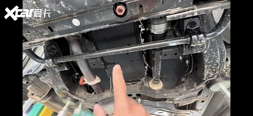 其次变速箱位置连块护板都没有,分动箱部位则仅有一小块1.