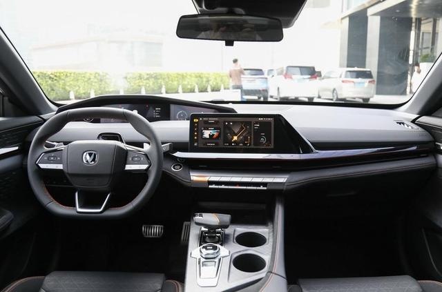 12万级轿跑长安UNI-V，233马力2.0T，爱信8AT与合资车一样