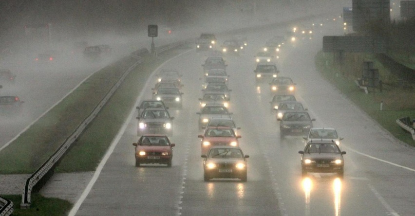 暴雨天行车如何避险？降速、控距、亮灯，涉水熄火也能自救