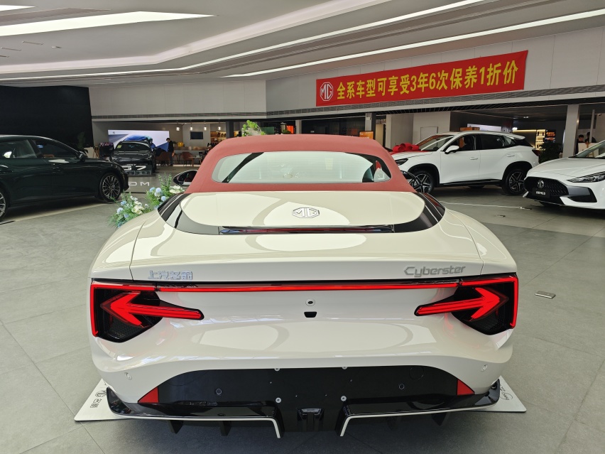 实拍30多万的平民纯电敞篷跑车+剪刀门 圆你豪车梦