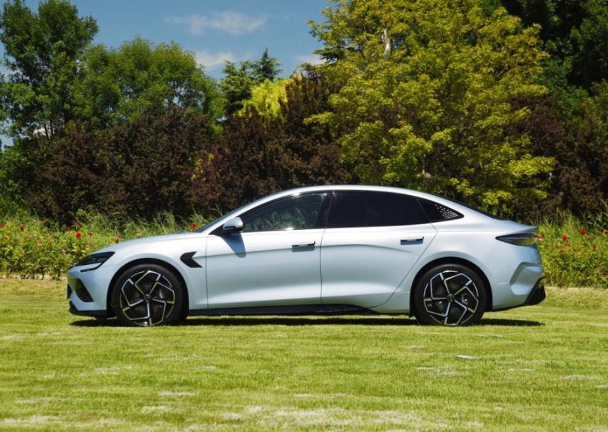 比亚迪决战特斯拉Model 3的车型，海豹“制夷”的压力不小