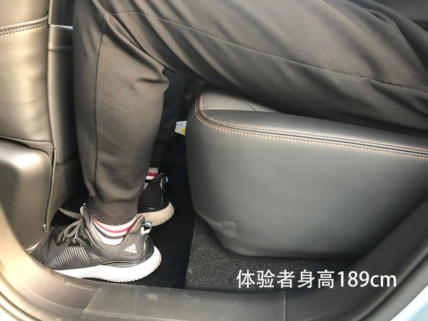 科技配置丰富，开车也能发微信，抢先实拍新宝骏RS-3