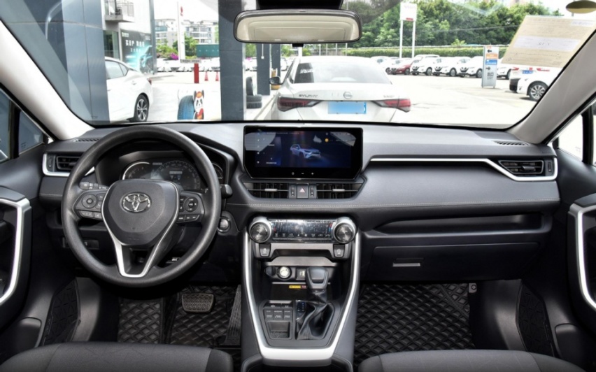 你可以说它老，但不能说它没实力，新RAV4荣放依旧是“经济适用男”