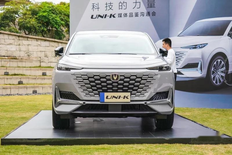 长安UNI-K长相有多酷，看方向盘就知道