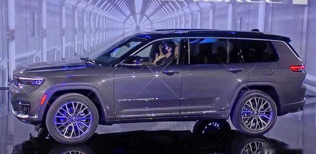 全新大切诺基L实车亮相，车长超宝马X7，搭5.7升V8动力