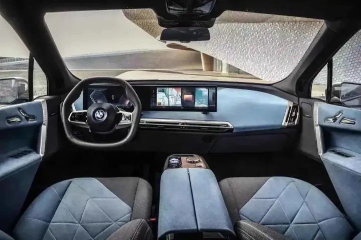 BMW iX显露真身、宝马你低估了，特斯拉一定也看了宝马新车