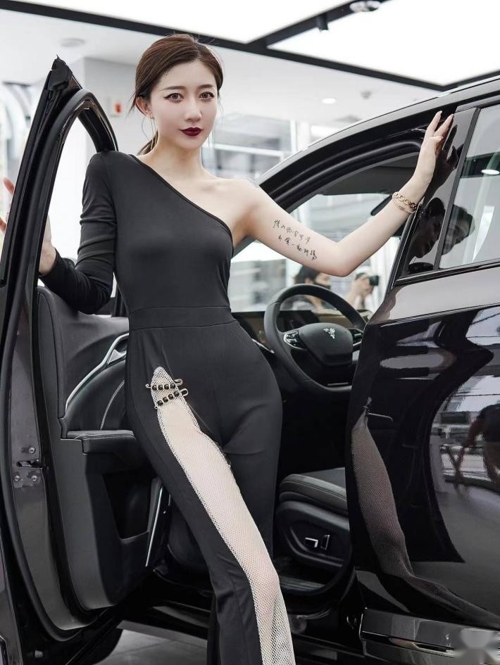 高级！哪吒汽车入驻重庆新光里，多款车型挑花眼