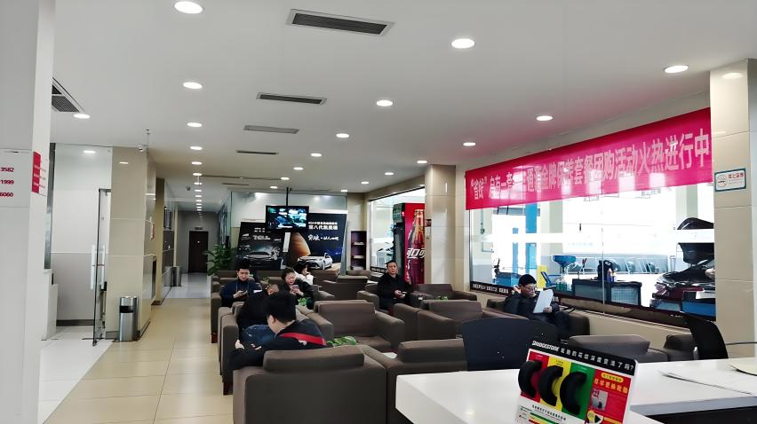 4S店软垫成“陷阱”，顾客摔倒谁之责？