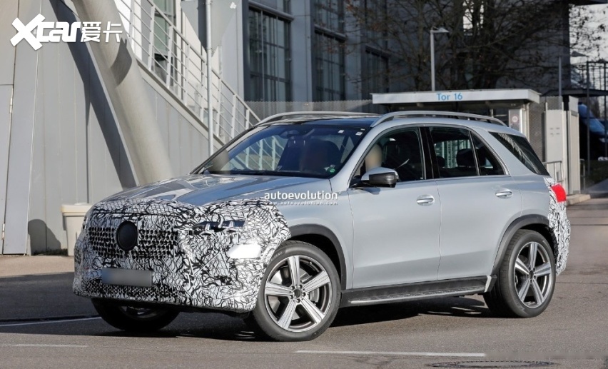 新款奔驰GLE路试谍照曝光,换三叉星大灯,或新增副驾屏