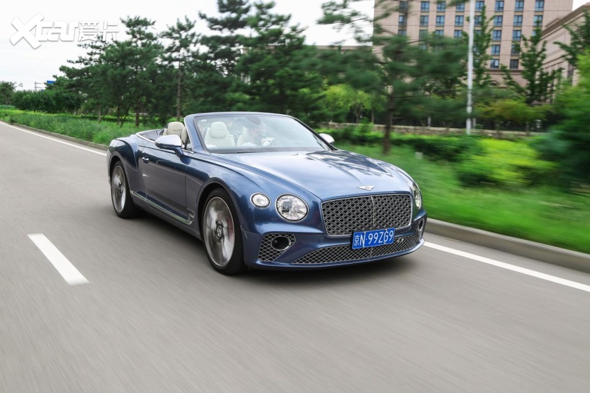 契合当代审美的传奇色彩 试驾:宾利欧陆gt v8 mulliner敞篷