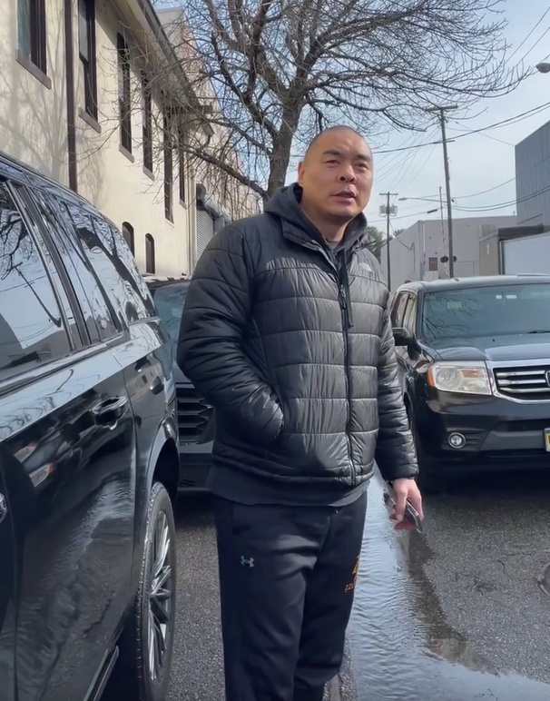 世界重量级拳王张志磊开啥车？堪称移动行宫，国内买不到