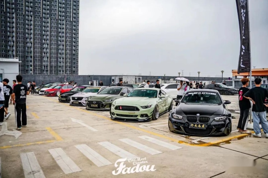 宽体姿态风的福特Mustang，倾角太大一天脱了4次胎？
