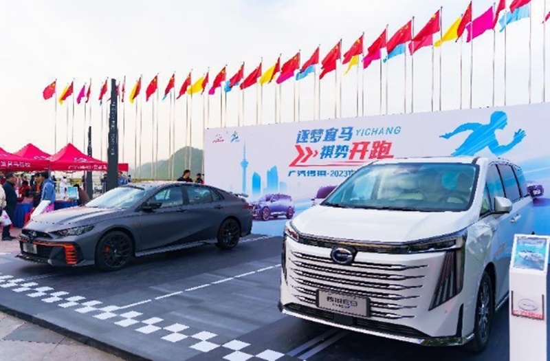 2.2万名跑者逐梦“宜马”  广汽传祺三度C位