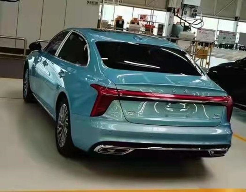实拍全新红旗H5，车身尺寸更大，搭2.0T发动机，值得期待