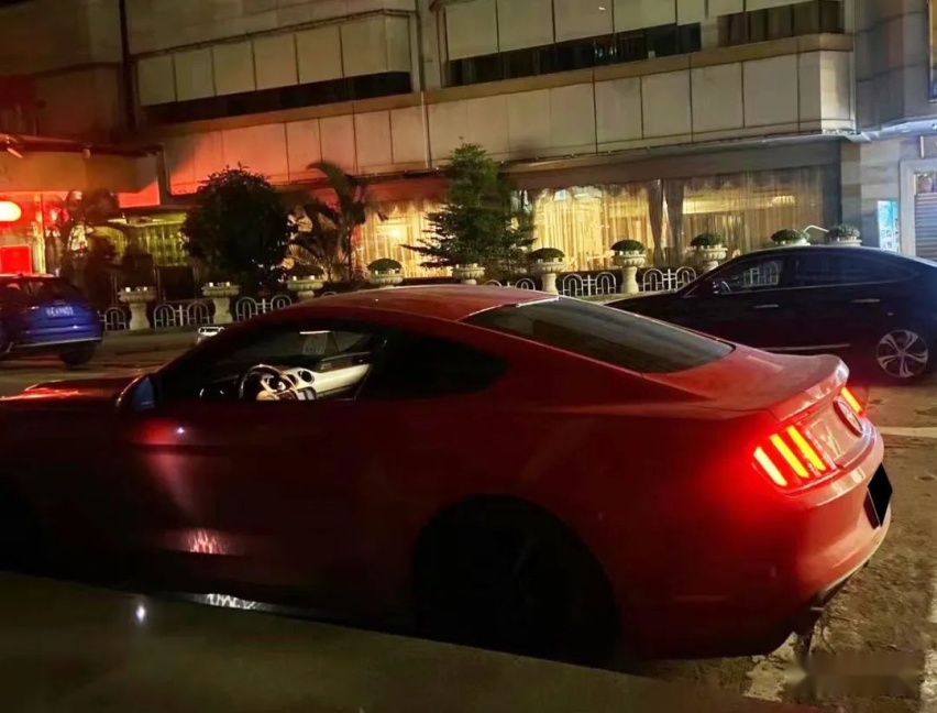 宽体姿态风的福特Mustang，倾角太大一天脱了4次胎？