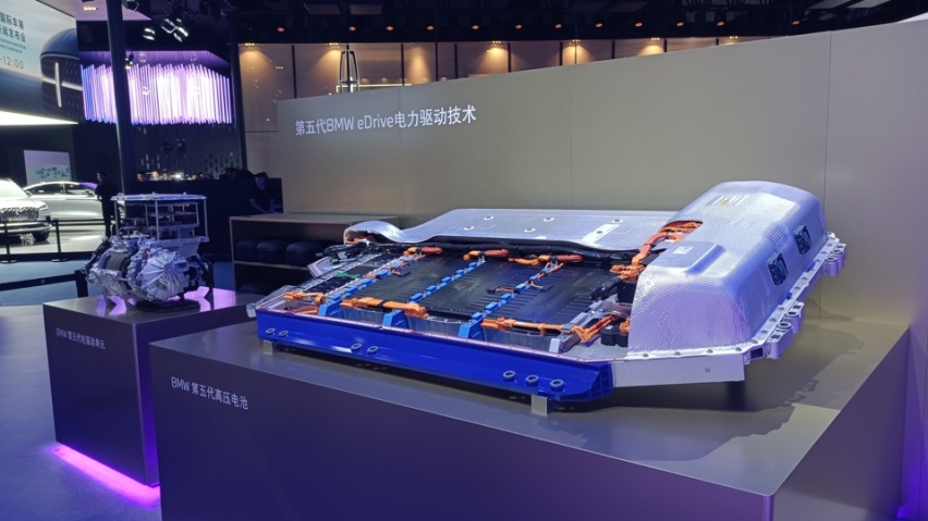 零百3.7秒，宝马i7 M70L是本届车展最强大的电动车？