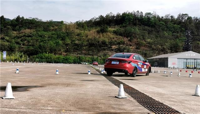 实拍艾瑞泽5 GT，零百加速6秒级的家轿，年轻人喜欢？