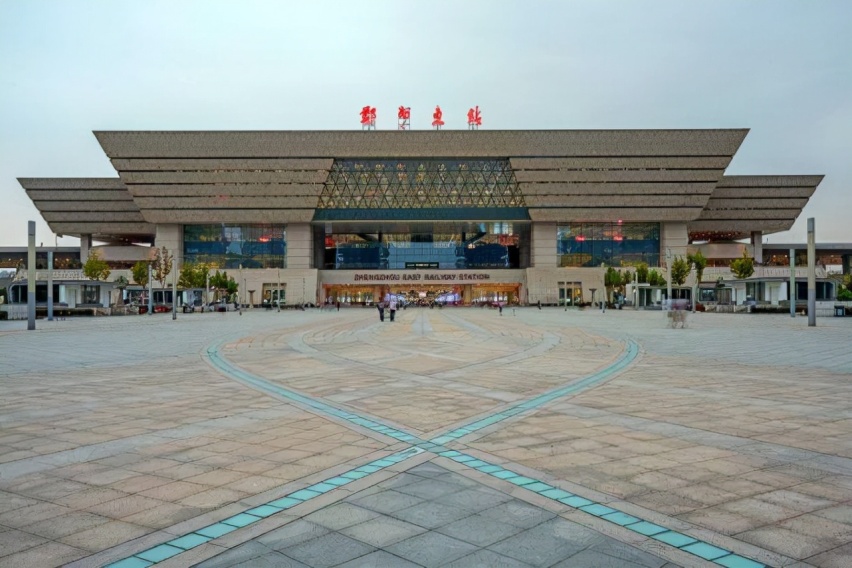 郑州东站停车费一天一夜多少钱，郑州东站停车场收费标准2022