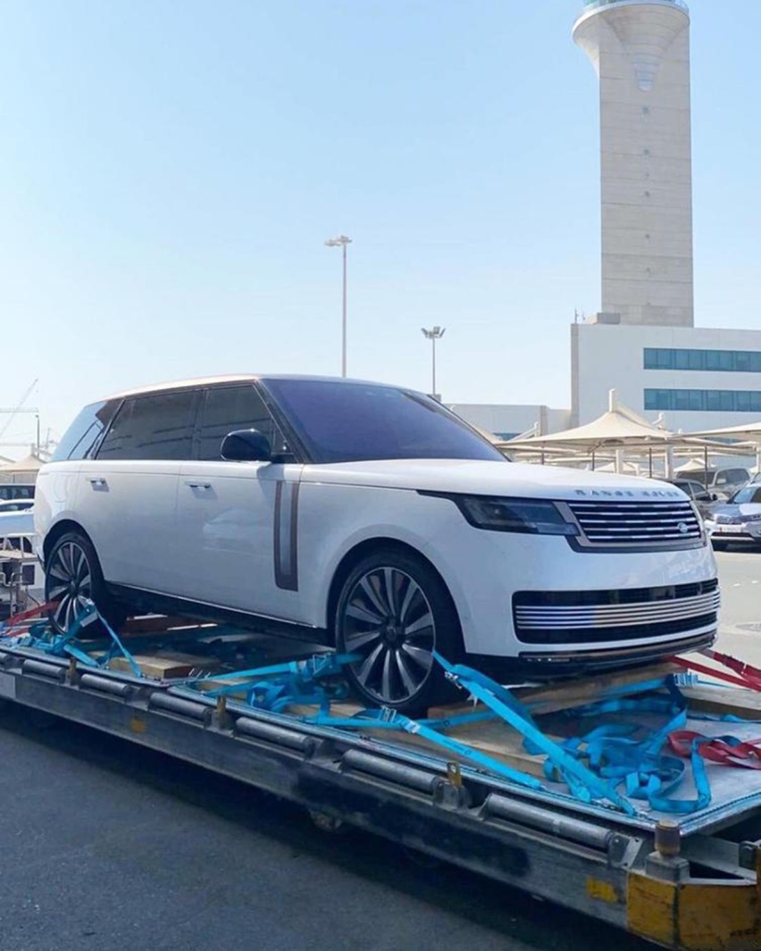 全新路虎揽胜实拍组图，确实比现款车型时尚了许多，细节很精致