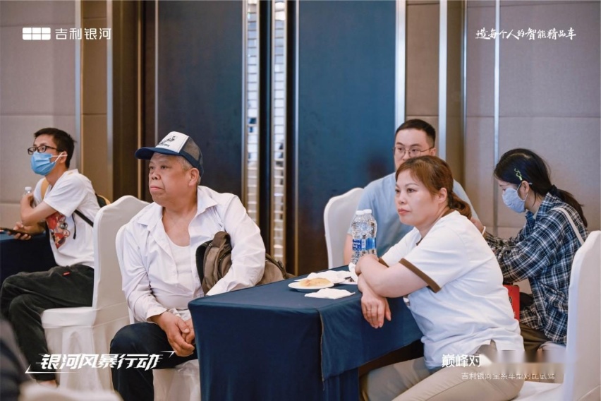 品质、价格双管齐下？吉利银河自信约“驾”8D魔幻山城