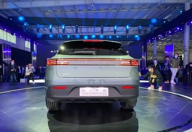 搭鸿蒙系统/续航超1200km，华为AITO问界M5预售25万玩跨界