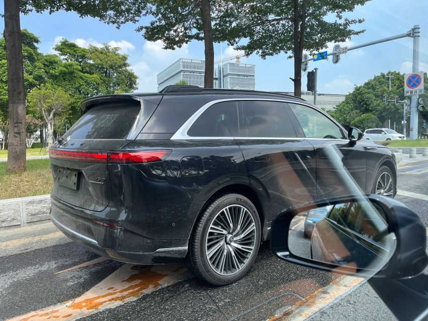新款小鹏G9实车现身，增黑色涂装+白色内饰，全系选配空气悬架？