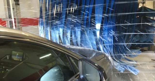 加油站自动洗车：伤车漆都是小事儿，了解完这几点再尝试