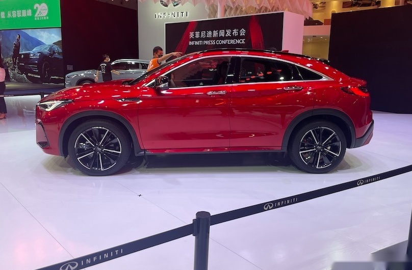 【成都车展】38.98万起，轿跑画风，2.0T动力，英菲尼迪QX55上