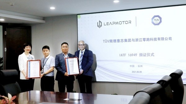 TUV南德高级副总裁孙建军先生（右一）为零跑科技副总裁巫存先生（右二）颁发IATF 16949体系证书
