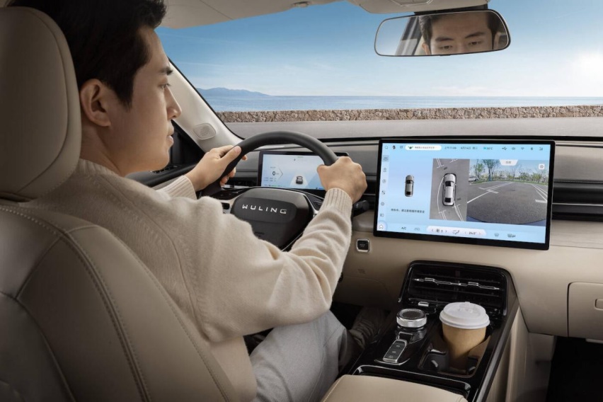 空间媲美B级车，百公里仅3.98个油，五菱星光扯下油车遮羞布？