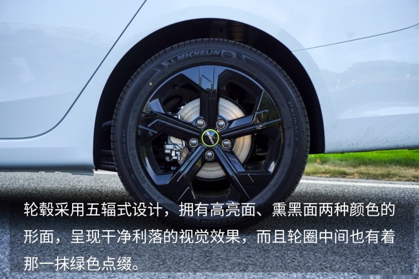 这款新车拥有三平米全景天幕？要一起躺着看星星吗