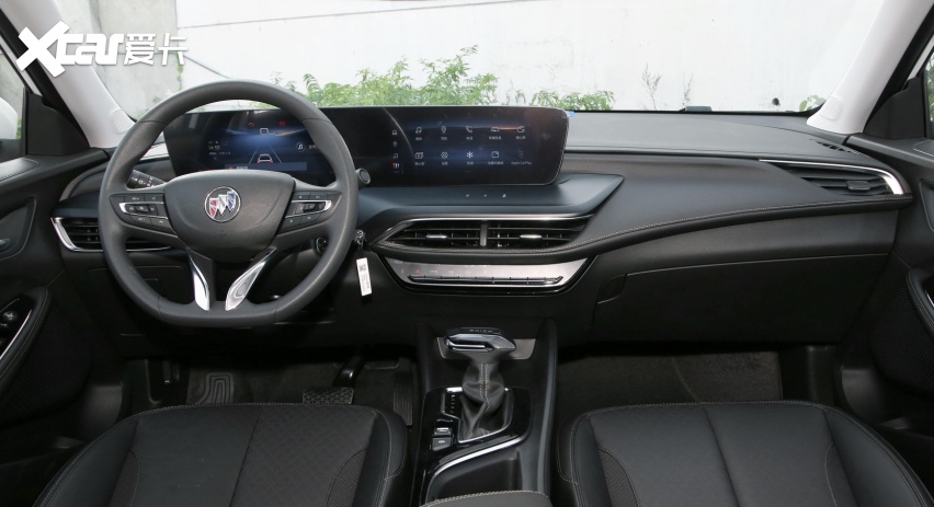 现场看车的小刘和小张,就对威朗pro的内饰风格比较满意.