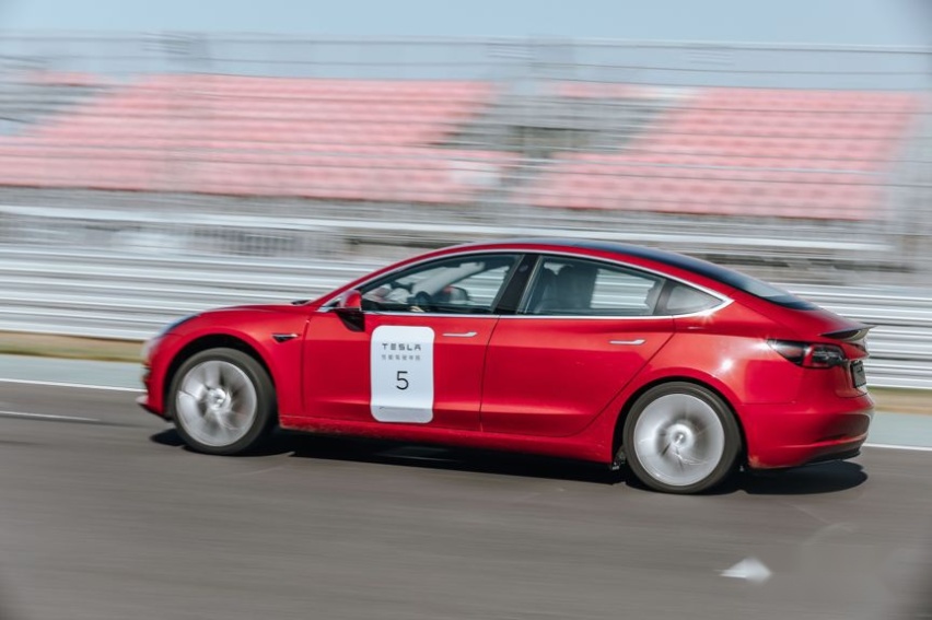 试驾丨赛道狂飙特斯拉Model 3，电动车也有乐趣？