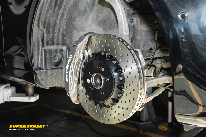奔驰E级更换Brembo HP2000刹车片CZV打孔刹车盘