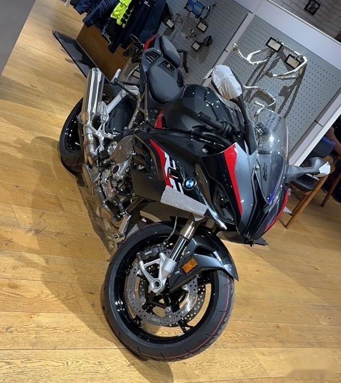 竞技走街范的宝马540i+宝马S1000 RR，这样的组合谁能不爱呢？