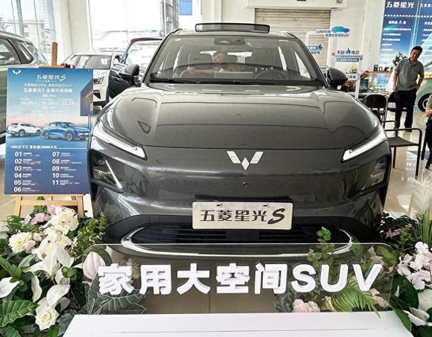 10万级家用大空间SUV 到店体验五菱星光S
