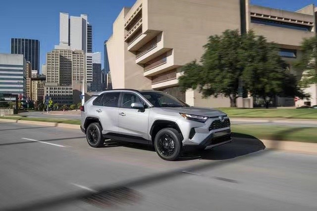 2024款RAV4荣放加量还降价，现款直降4万，新款值得等吗？