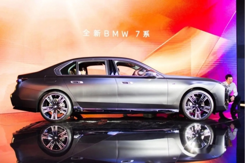 宝马7系终换代 长得却像电动车？