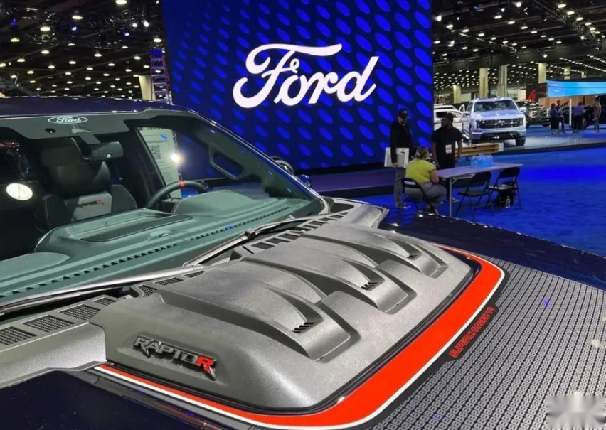 福特F-150猛禽R，配5.2L V8发动机，适合重度越野