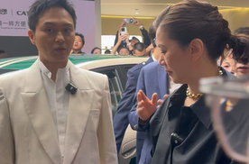 袁咏仪、张智霖夫妇惊现车展现场打麻将