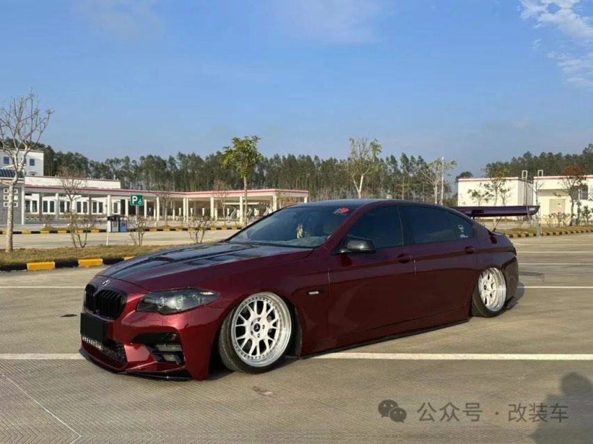 尾翼能晾衣服的姿态风宝马528Li，让原本低调的外观变得很战斗