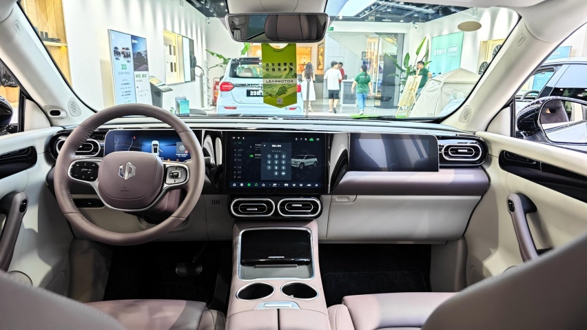 售价14.98万元起 探店实拍零跑C11增程版 纯电续航285km同级