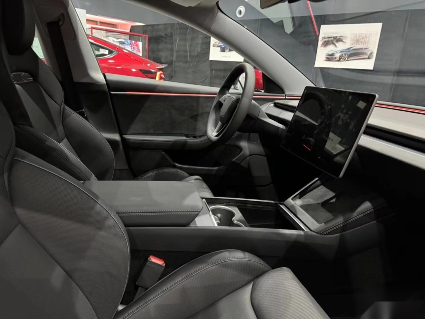 特斯拉Model 3高性能版到店，增碳纤维饰件，配460马力+赛道模式