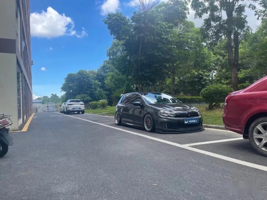 姿态与性能并存的6代高尔夫GTI，01年车主表示玩车很穷但很开心
