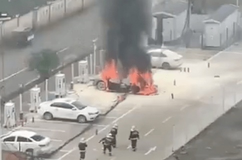 成都一辆爱驰U5自燃，车标被抠！官方：没有在充电，人员无伤亡