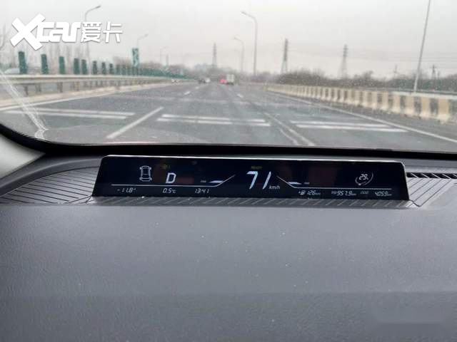 好看又好开！试驾小仙女专属座驾哪吒V潮 400 Lite 粉色定制版