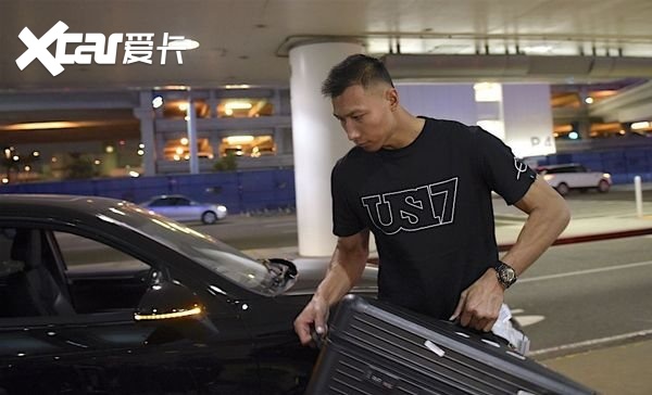 郭艾伦最新座驾曝光！与易建联同款车型，女友坐在玛莎拉蒂上喝奶