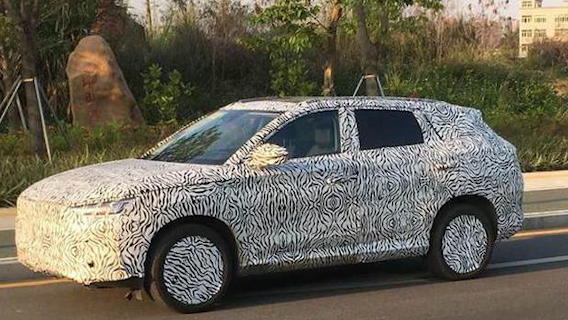 ���ǵ�ȫ��SUV������Pro����֮�䣬����������ϵ��