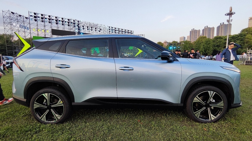 10万预算买SUV，配8155芯片，吉利新车多花八千买中配更好？